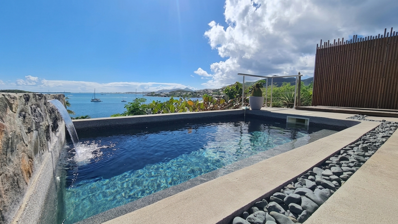 Piscine à cascade de la villa face à la baie de Pinel, Saint-Martin